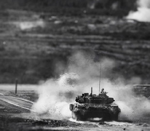 Появилось видео, на котором ВСУ превращают еще один российский танк в металлолом