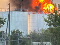 Вночі невідомі безпілотники атакували дві російські нафтобази та НПЗ