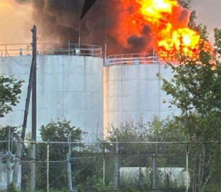 Вночі невідомі безпілотники атакували дві російські нафтобази та НПЗ