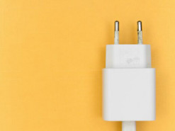 Як зарядити телефон без світла та повербанку: корисні лайфхаки для українців