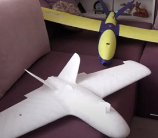 На Прикарпатті батько із сином друкують на 3D-принтері дрони, що літають на 300 км