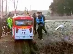 Шесть человек утонули в результате падения трехколесного электромобиля в канаву на востоке Китая