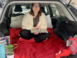 Женщина превратила свою машину в «учительский фургон»