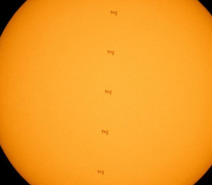 Удивительное зрелище. NASA показало на фото, как МКС пересекает Солнце (фото)