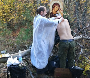 Російський піп хрестив окупантів РФ у пакетах для "вантажу 200". Каже, дуже символічно