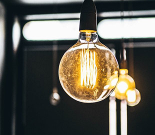 Посол Британії працює ввечері з ліхтариком для економії електроенергії у Києві