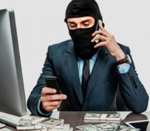 Аферисти телефонують українцям від імені податківців