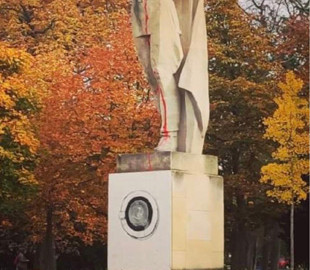 Курйоз дня: у Чехії скульптуру червоноармійця перетворили на пам’ятник окупанту з пральною машинкою