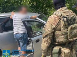 Дніпрянин за гроші обіцяв переправити військовозобов’язаних за кордон