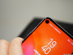 Вышел первый смартфон Samsung с отверстием в экране