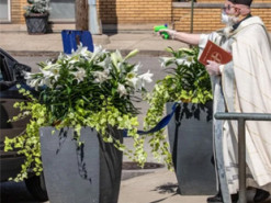 Священник в США благославлял прихожан из водяного пистолета и стал звездой соцсетей