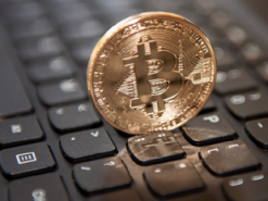 Биткоин преодолел рубеж в 12 тысяч долларов