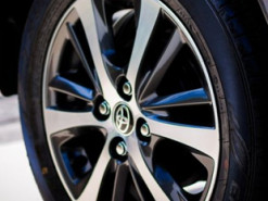Производство автомобилей Toyota упало на 26% в октябре из-за дефицита чипов