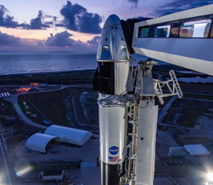 Где посмотреть пилотируемый полет космического корабля Crew Dragon к МКС