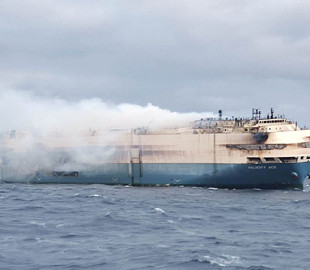 Пожар на корабле Felicity Ace может вызвать подорожание электрокаров