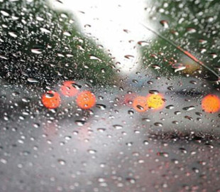 Водіям назвали п'ять основних правил, як правильно їздити у сильний дощ