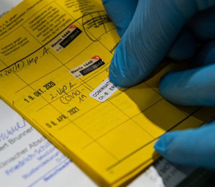 Подделывали COVID-сертификаты и дипломы. В Киеве разоблачили "дуэт полиграфистов"