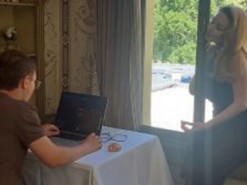 Тіна Кароль показалася з сином у Парижі та похизувалася його атестатом – фото