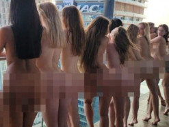 Скандальное фото голых украинок в Дубаи превратили в NFT и продали за $50 тысяч