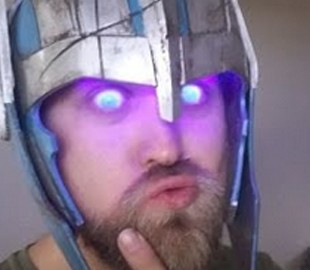 Популярный блогер показал, как собрать самодельный шлем Тора из вселенной Marvel