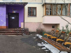 Мережа висміяла вокзальні крісла у столичному дворі (фото)