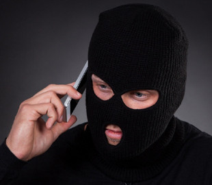 Допомагає жителям латати вікна: силовики викрили афериста, який на десятки тисяч гривень обдурив волонтерку з Харкова