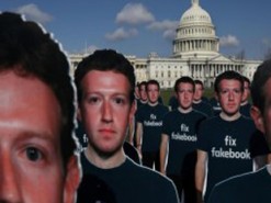 Возмущенные пользователи Facebook в знак протеста установили у Капитолия клонов Цукерберга