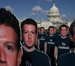 Возмущенные пользователи Facebook в знак протеста установили у Капитолия клонов Цукерберга