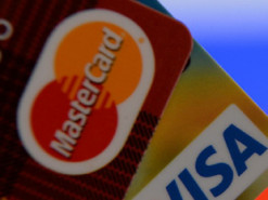 Транзакция отклонена: банковские карты россиян идут "за русским кораблем"