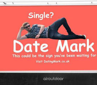 Мужчина разместил свое фото на билборде, чтобы найти любовь: как сработал метод