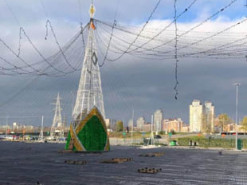 Зі стягом на вершечку: У Києві вже розпочинають монтувати новорічні ялинки