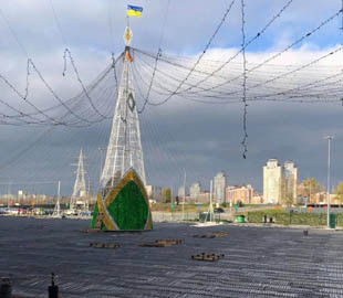 Зі стягом на вершечку: У Києві вже розпочинають монтувати новорічні ялинки