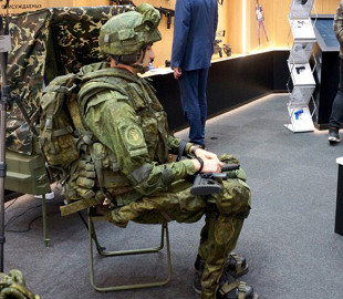 Соцсети высмеяли "экзоскелет будущего" для российских военных