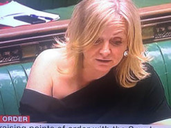 Депутатку з Великої Британії розкритикували за оголене плече на роботі. Вона відповіла їм одним твітом