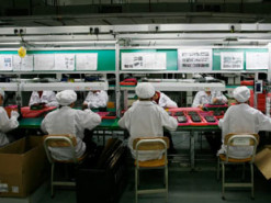 Сотни школьников были незаконно привлечены к сборке продукции Amazon