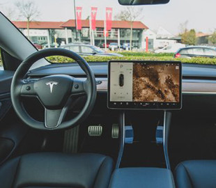 Владельцы Tesla смогут играть в автомобиле в видеоигры