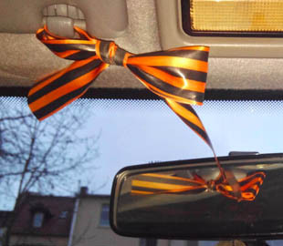 Росіянина в Естонії змусили викинути георгіївську стрічку та заплатити штраф. ФОТО