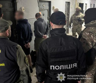 На Сумщині судитимуть шахраїв, які із СІЗО займалися фейковими перевезеннями