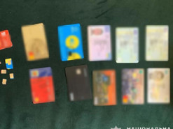 Поліцейські викрили інтернет-шахрая, який ошукував людей під приводом доставки авто з Європи для ЗСУ