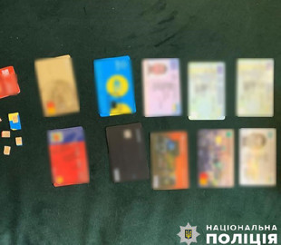 Поліцейські викрили інтернет-шахрая, який ошукував людей під приводом доставки авто з Європи для ЗСУ