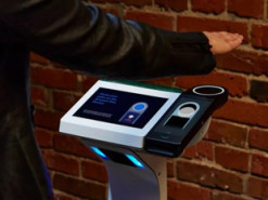 Технологию сканирования ладоней Amazon One начали применять в развлекательных комплексах США