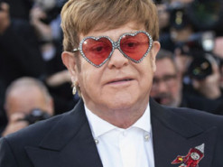 Елтон Джон закликав допомогти мешканцям Маріуполя виїхати з блокадного міста: "Моє серце розбите"