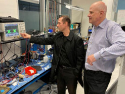 Бывший руководитель Apple присоединился к стартапу с целью избавить смартфоны от шлейфов