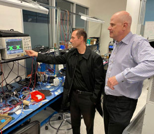 Бывший руководитель Apple присоединился к стартапу с целью избавить смартфоны от шлейфов