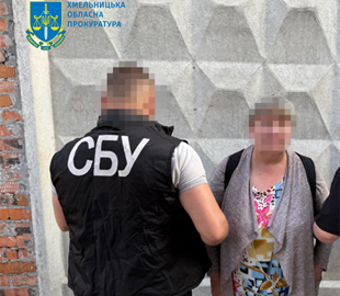 Правоохоронці затримали 59-річну жінку, яка коригувала удари і виготовляла вибухівку