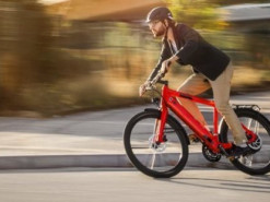 В аэропорту Амстердама тестируют систему искусственного интеллекта для ограничения скорости электро-велосипедов