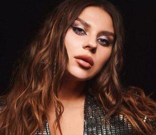 Солистка KAZKA вернулась в Ирпень и показала, что осталось от ее дома