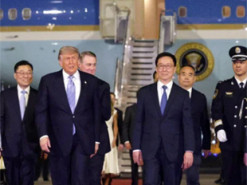 Трамп прибув до Китаю вперше за девʼять років. Разом з ним приїхали Ілон Маск і голова Nvidia