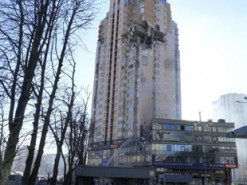 У Києві висотки, які постраждали від ракет, почали відновлювати, але мешканці мають нарікання