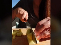 Как приготовить популярный десерт из яблока всего за 5 минут: рецепт стал вирусным в TikTok